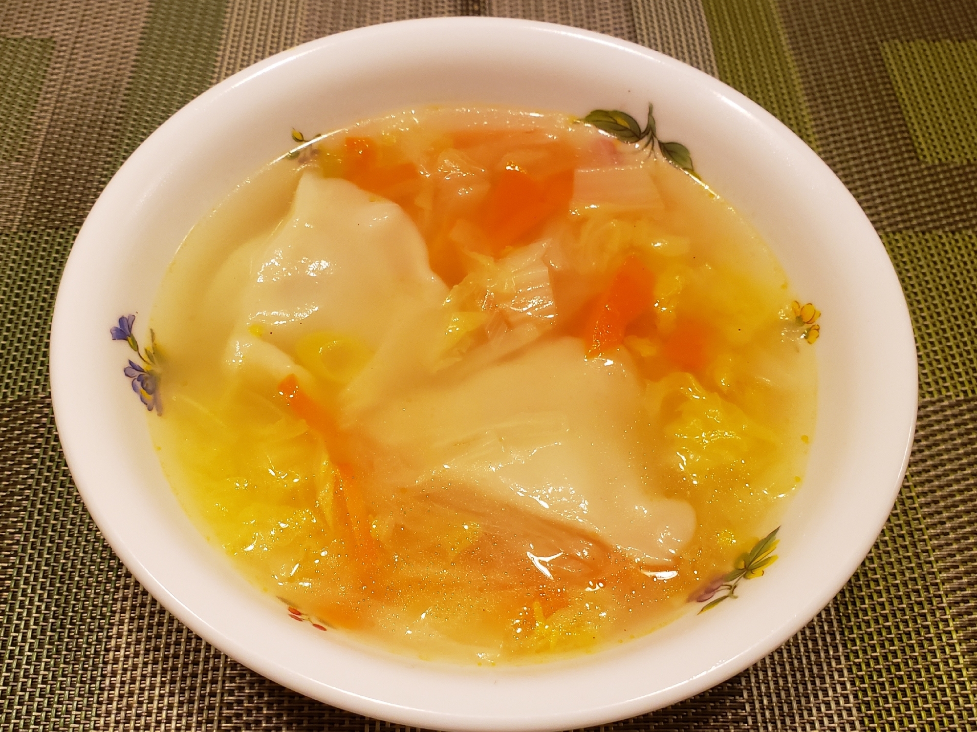 市販の 冷凍水餃子を使って 野菜たっぷりスープ レシピ 作り方 By のりばあ 楽天レシピ