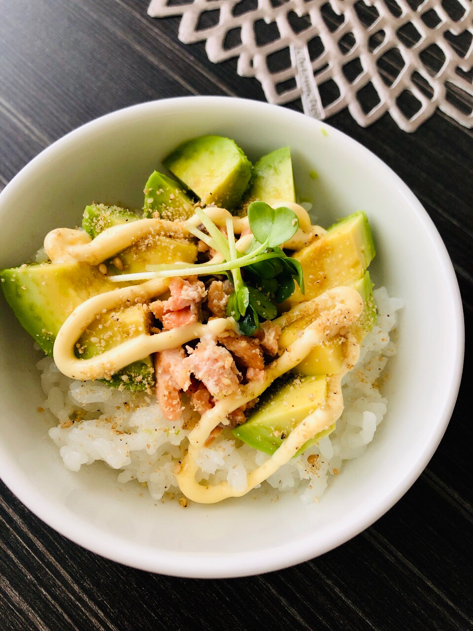 子供が大好き☆アボカドと鮭フレークの醤油マヨ丼