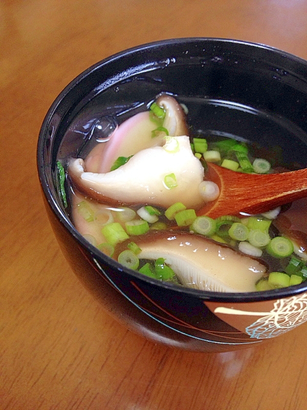 椎茸とかまぼこのお吸い物