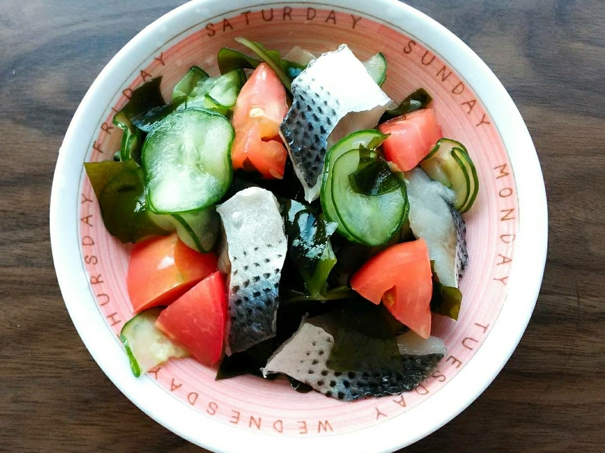 胡瓜とトマトとワカメとコノシロの酢の物