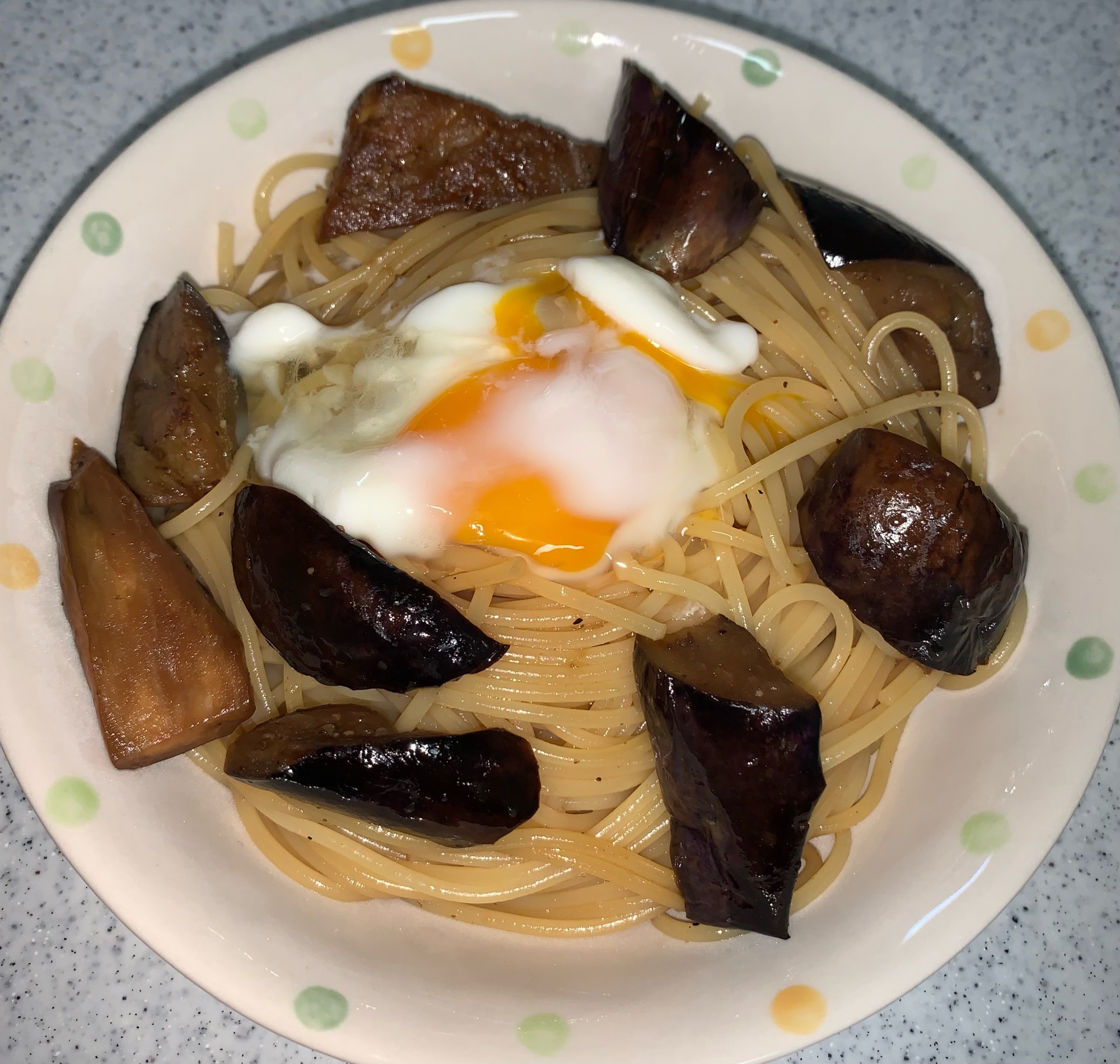 なすと温泉卵のしょうゆベースパスタ