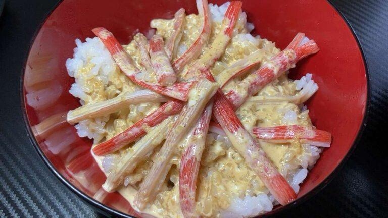 素朴飯『カニカマのにんにくしょうがマヨ醤油丼』