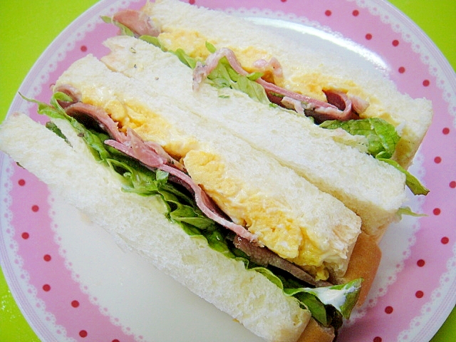 豚タンと炒り卵のサンドイッチ