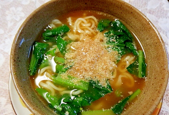 小松菜入りにんにく風味の即席ラーメン