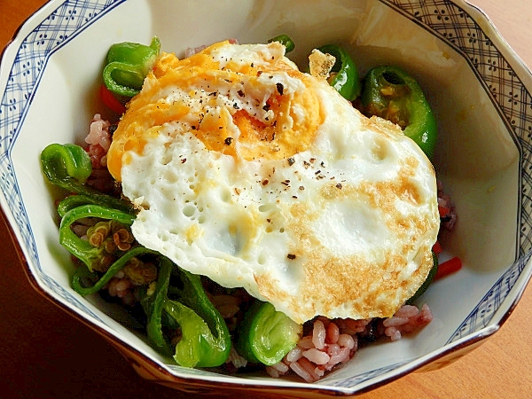 納豆のタレの余りで！？目玉焼き&ピーマンの丼ご飯♪