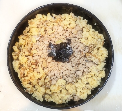 しっとり鶏そぼろの三色丼