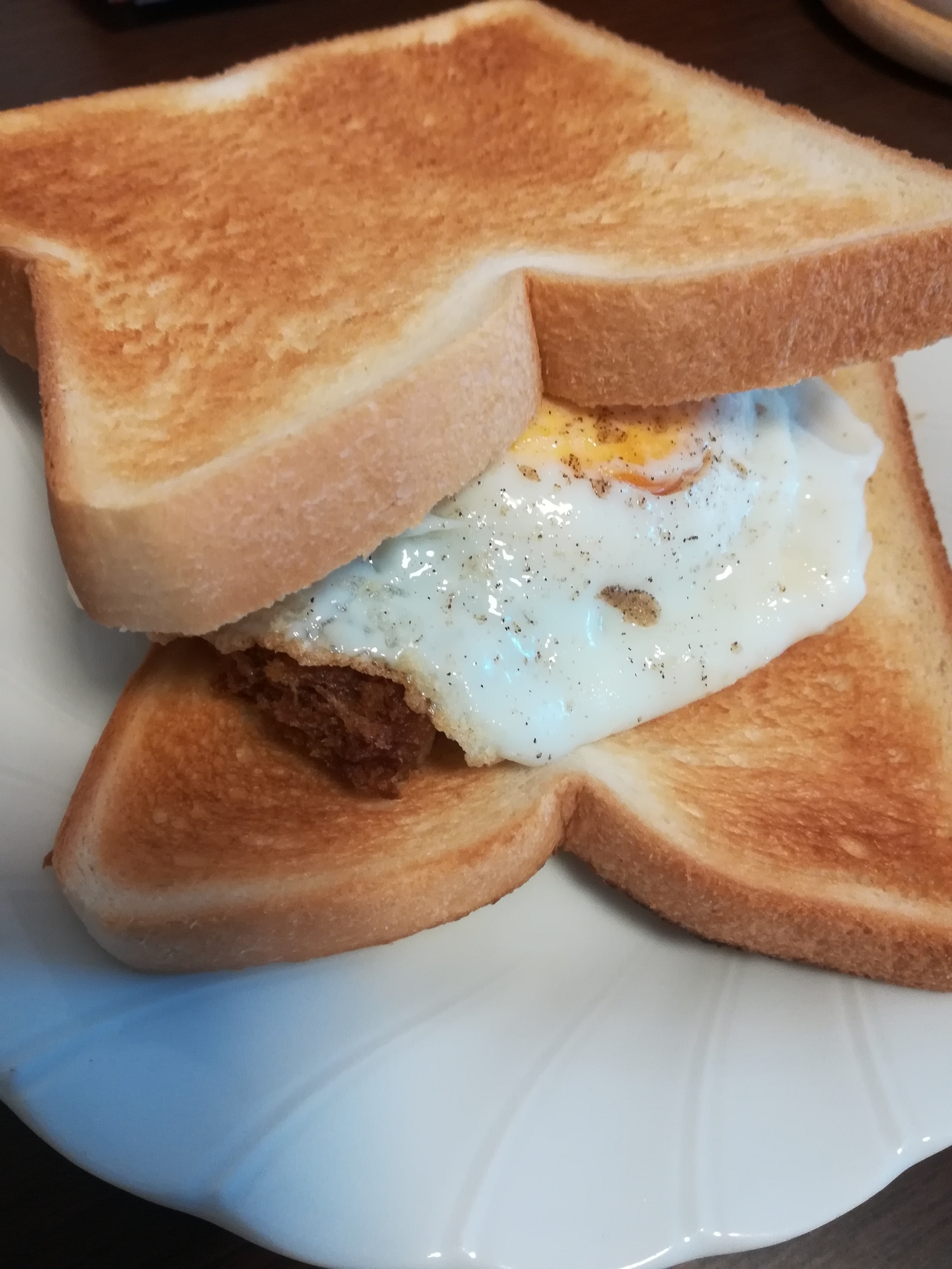 節約ランチに♪メンチカツ目玉サンド