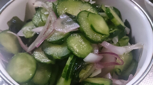 ワカメときゅうりと紫玉ねぎの酢の物