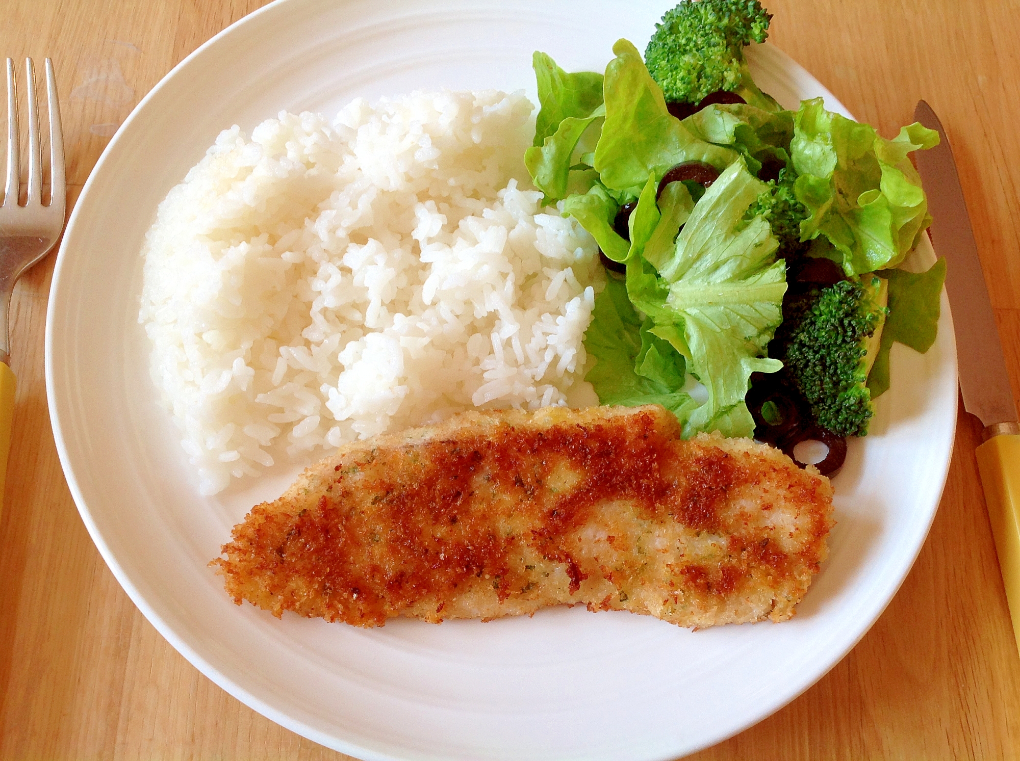 器に盛られたヒラアジの香草パン粉焼き