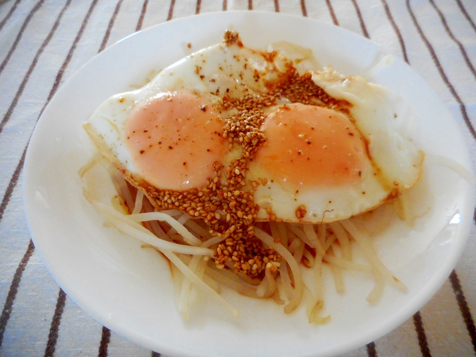 もやしと目玉焼きのゴマドレ レシピ・作り方 by mococo05 - 楽天レシピ