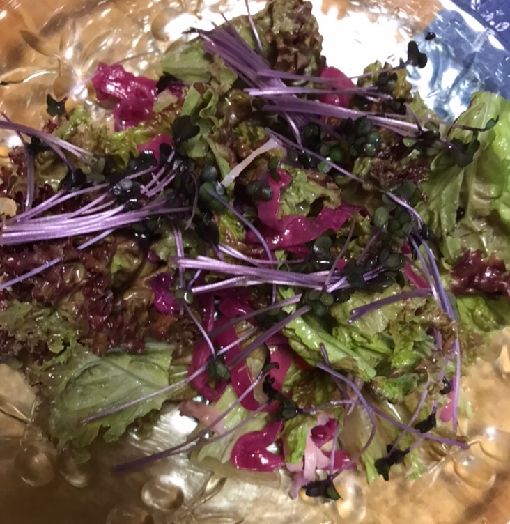 紫キャベツドレッシングのサラダ
