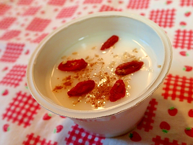 クコの実と胡麻のカルピス杏仁豆腐