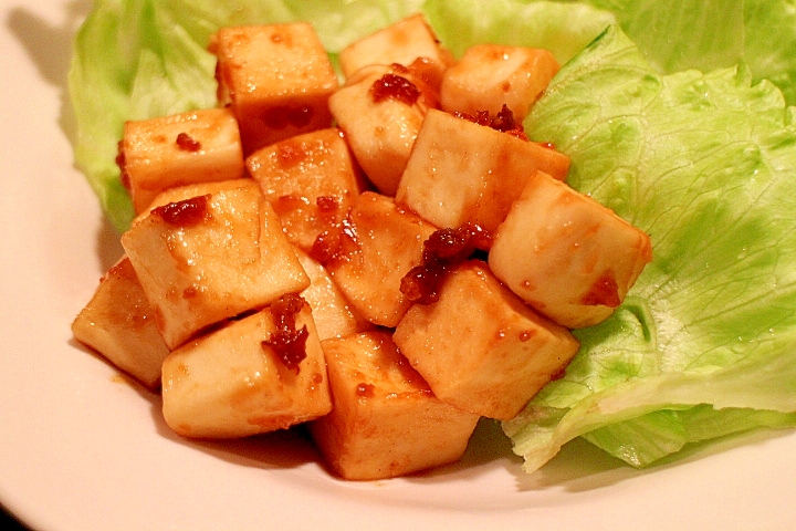 白色の皿に盛られたはんぺんのBBQ炒めのレタス包み