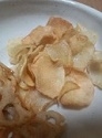 初めて菊芋チップス作ったけど、油断してるとすぐ茶色になって、難しかったです！でも成功したものは、美味しく頂けました♪