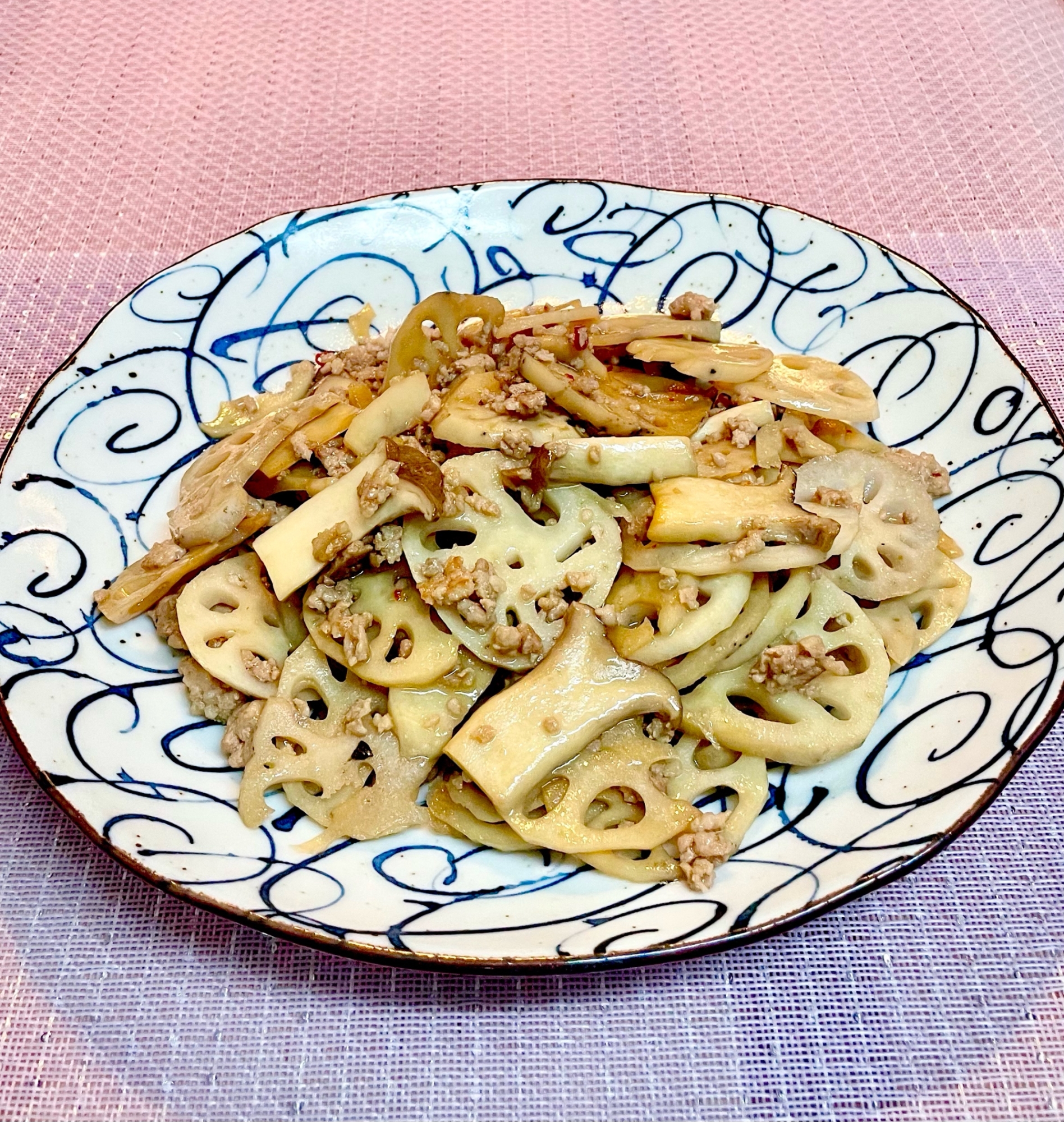 ちょっとだけピリ辛♡豚ひき肉とレンコンの甘辛炒め