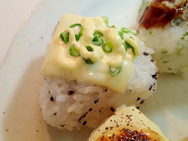 葱とチーズと黒ごまの焼きおにぎり