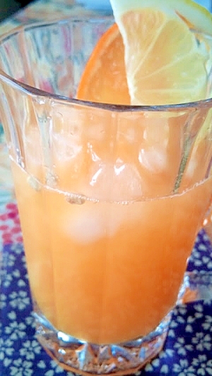 オレンジとシトラスフルーツのジュース