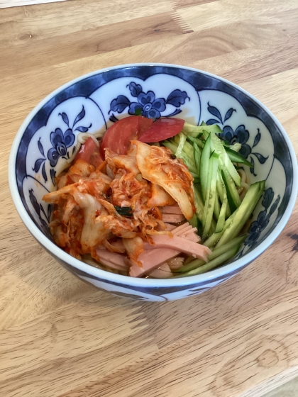 トマトときゅうり入りの韓国風冷麺