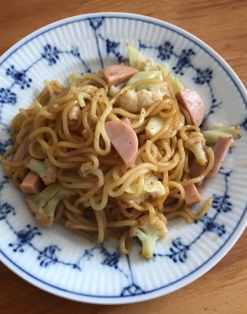 魚肉ソーセージとカリフラワーの焼きそば