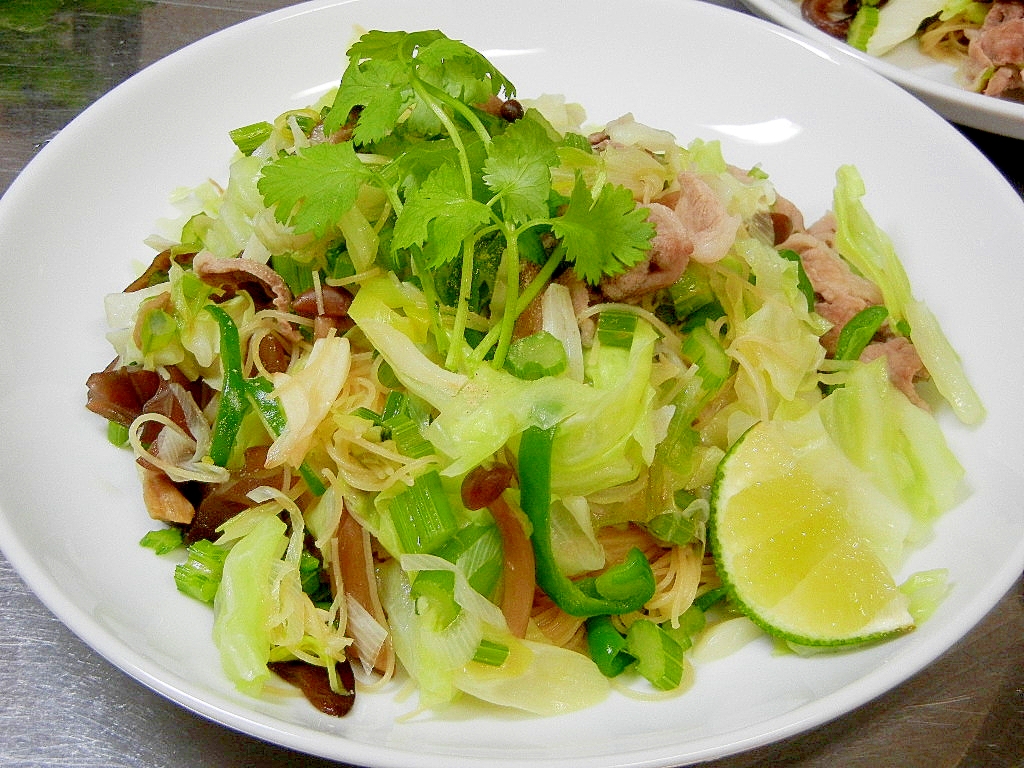 セロリたっぷり爽やかな焼きビーフン