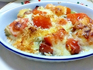 白い皿で作った、ヘチマとトマトのグラタン