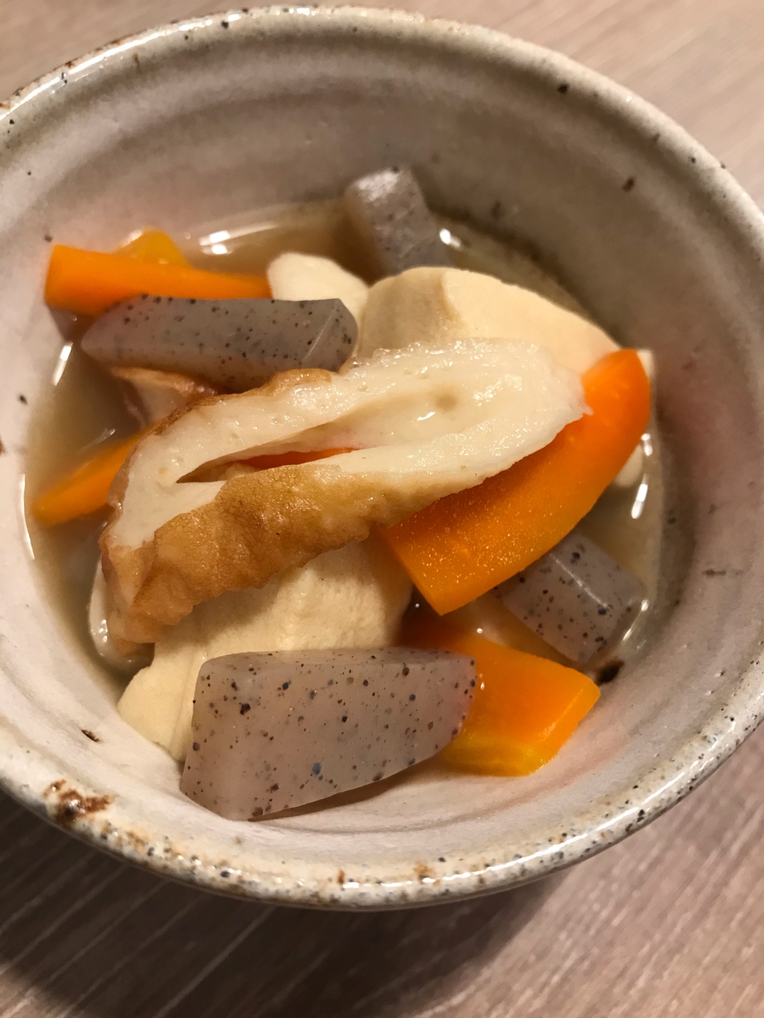 コンニャクと高野豆腐と竹輪の煮物