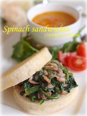 白いプレートに盛られた、ほうれん草とベーコン、きのこのイングリッシュマフィンサンド