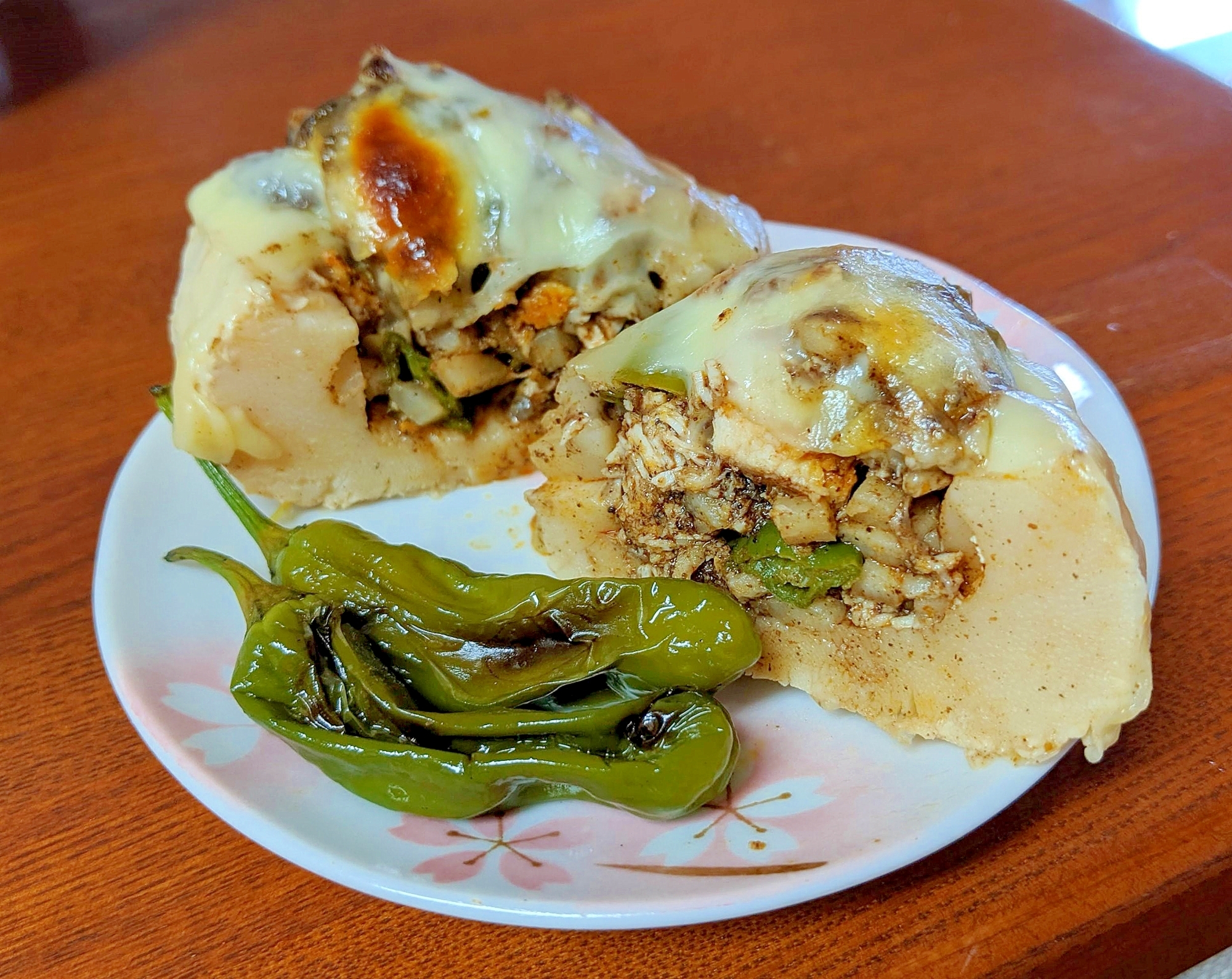 ●簡単♪チーズon★獅子唐・鶏肉の筍船焼きカレー味