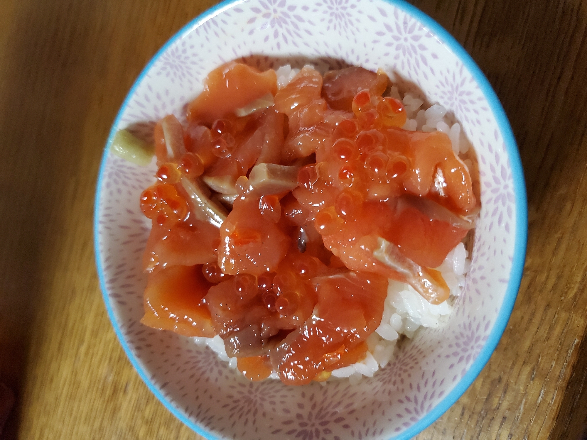 サーモンといくらの漬け丼