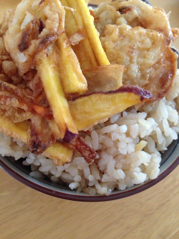 味付きご飯のさつまいものかき揚げ丼(*^^*)