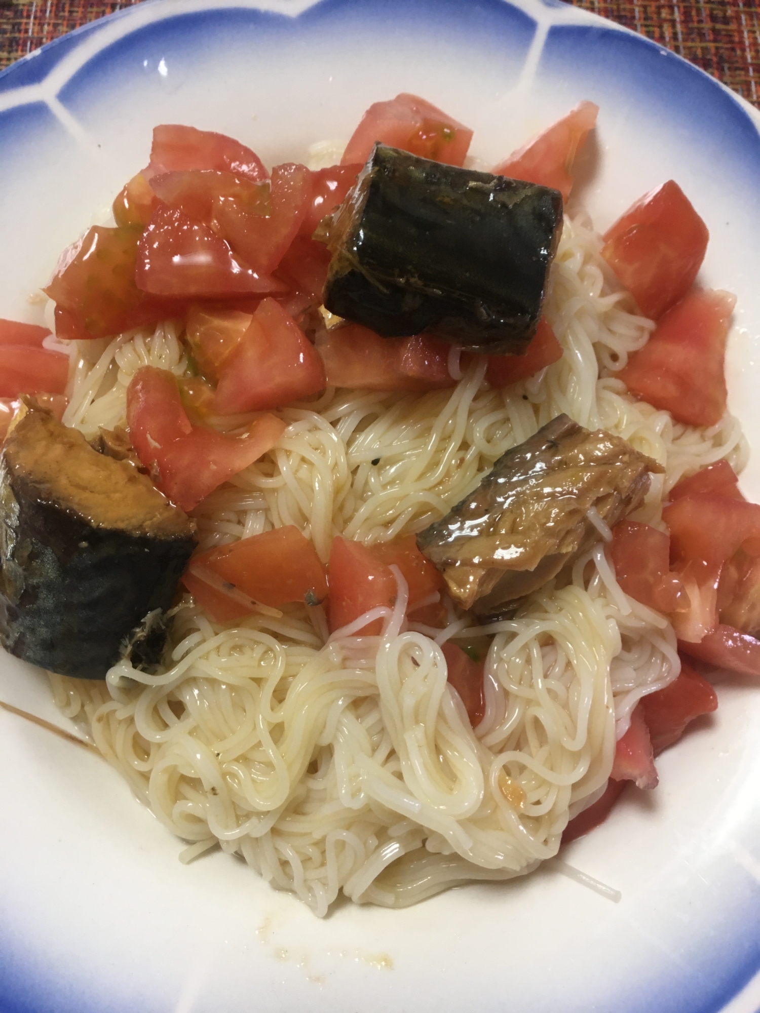 サバ缶とトマトのそうめん