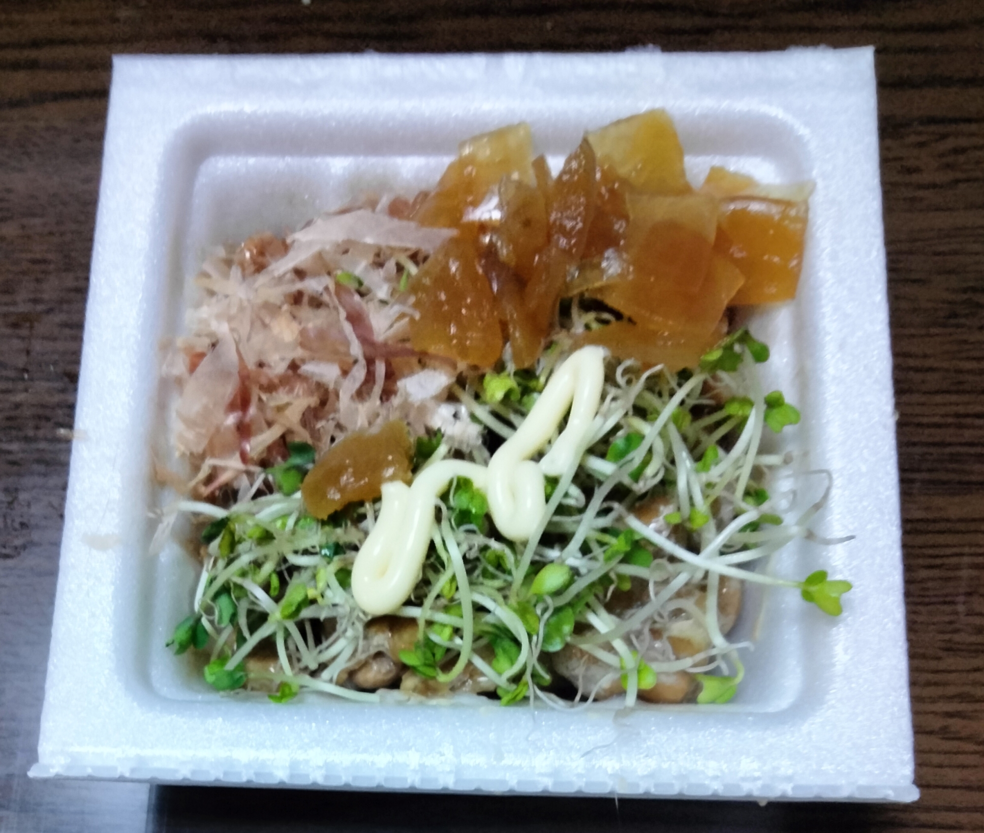 納豆アレンジ スプラウトおかか福神漬のせて