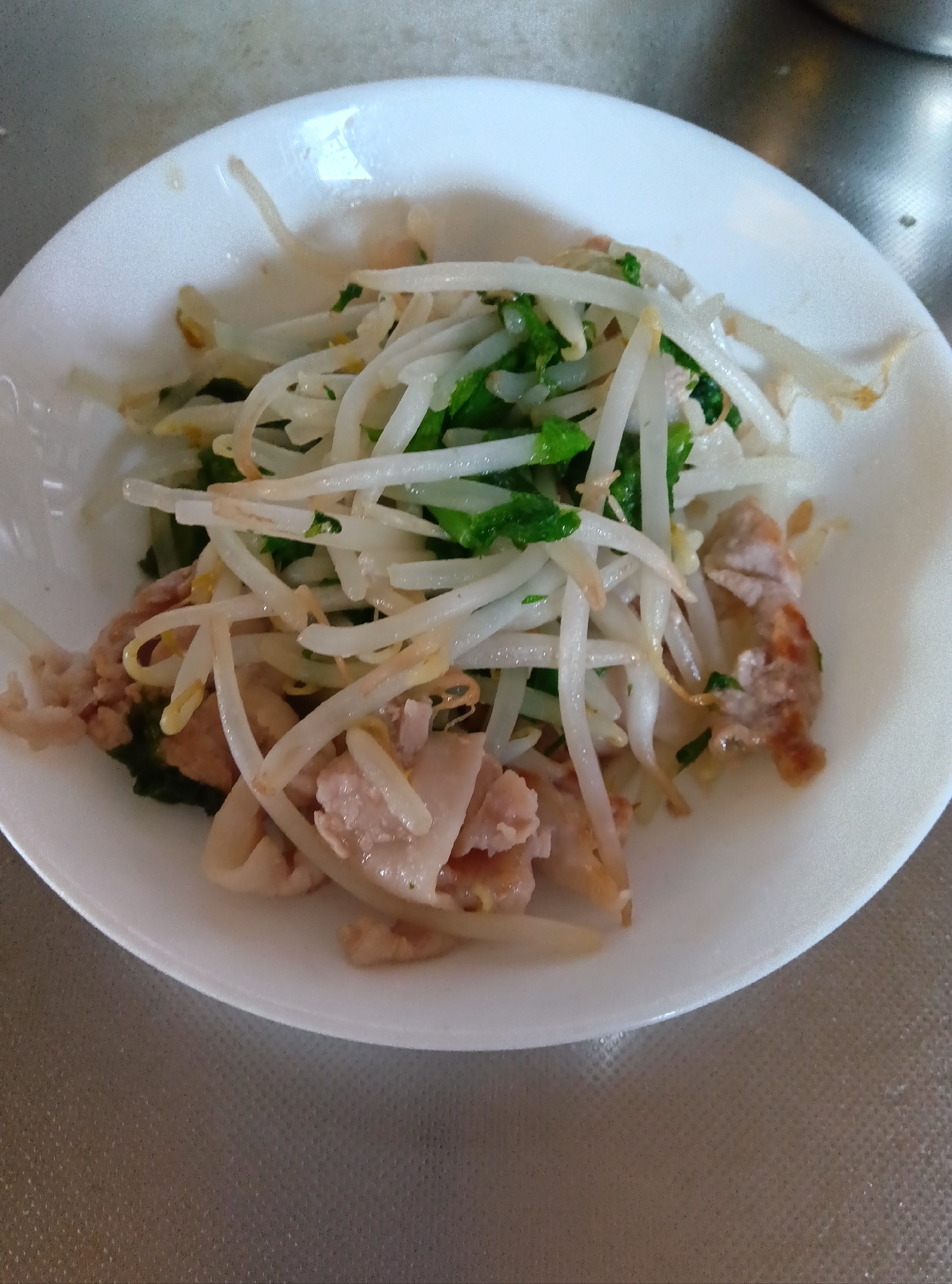 豚肉ともやしとわさび菜の炒め物