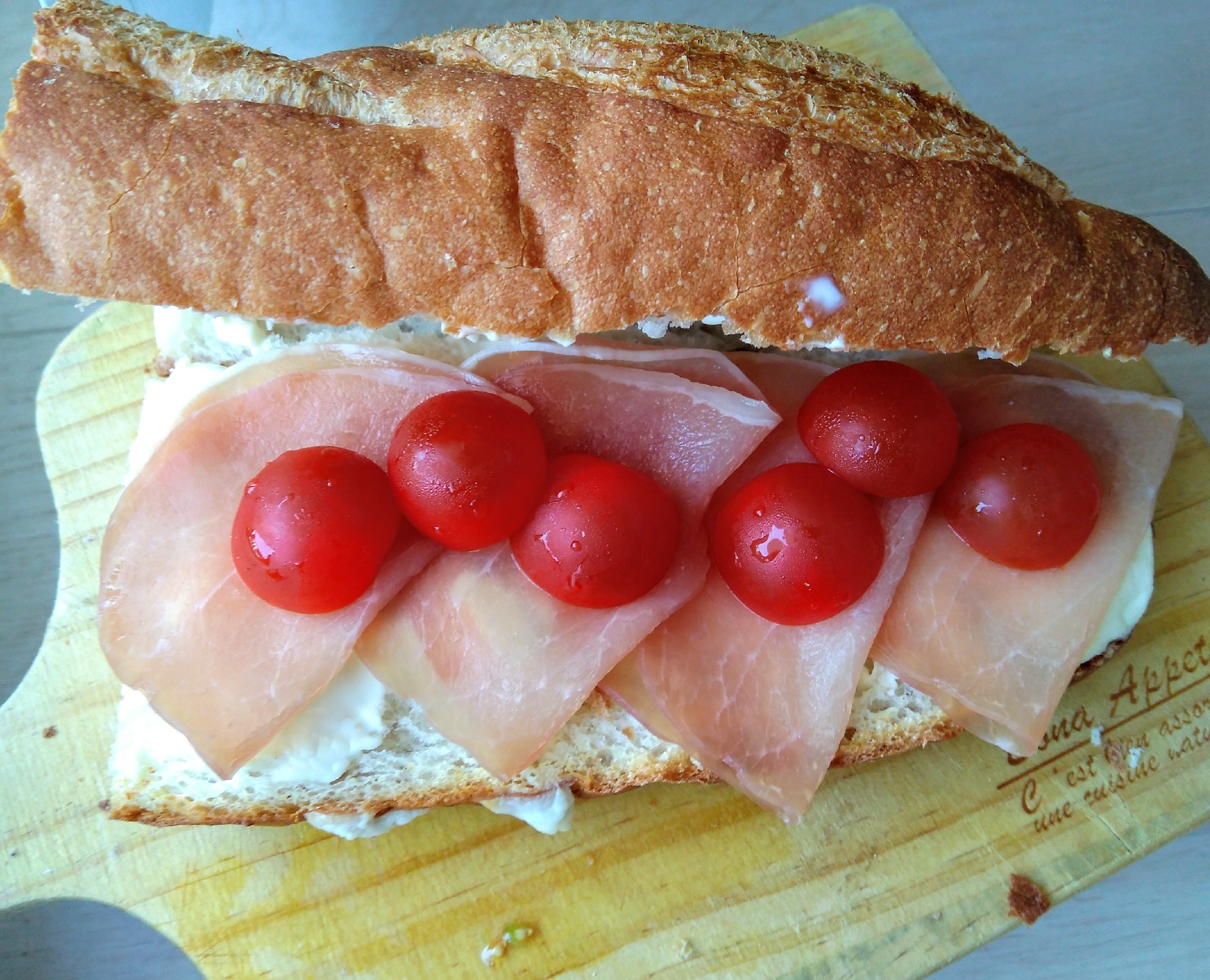 生ハムとプチトマトの手作りサンド