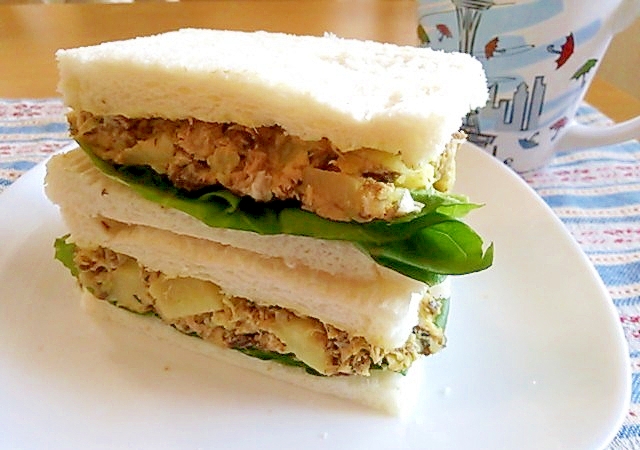 カレー風味のサバ缶サンドイッチ