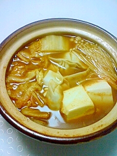 キムチ鍋の素と液状味噌ベースの鍋