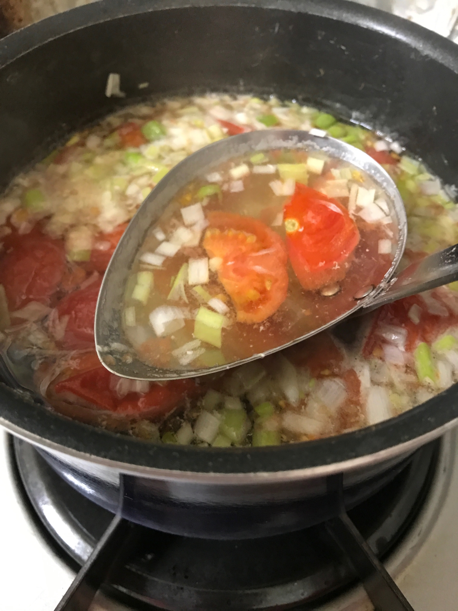 鶏の茹で汁でトマトとネギのスープ