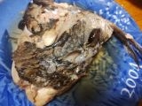 ひーじゃーまん様、ハイサイ！チヌ（黒鯛）のあら煮です。チヌは瀬戸内海でたくさん穫れる（というか増えすぎて食害が問題になっている）魚です。安くておいしいです。