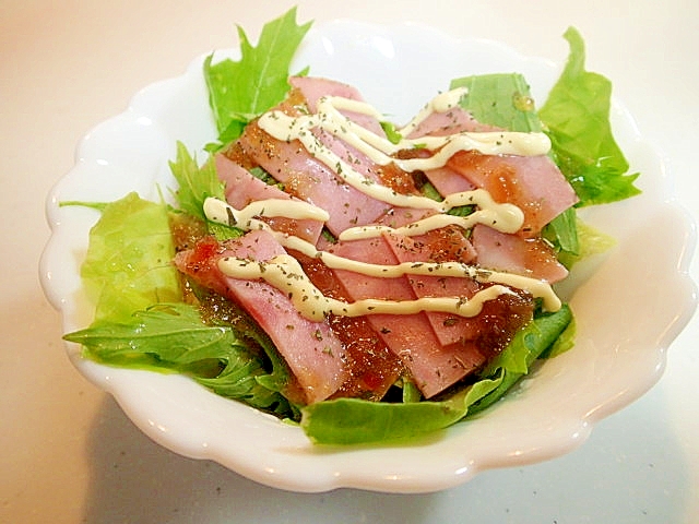 サラダ菜と水菜とパストラミハムの玉ドレマヨサラダ