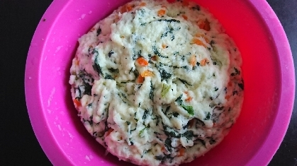小松菜とにんじんで作りました。大きな型で作ったからか、上手くパッカーンと割れませんでしたが、子供はパクパク食べてくれました。