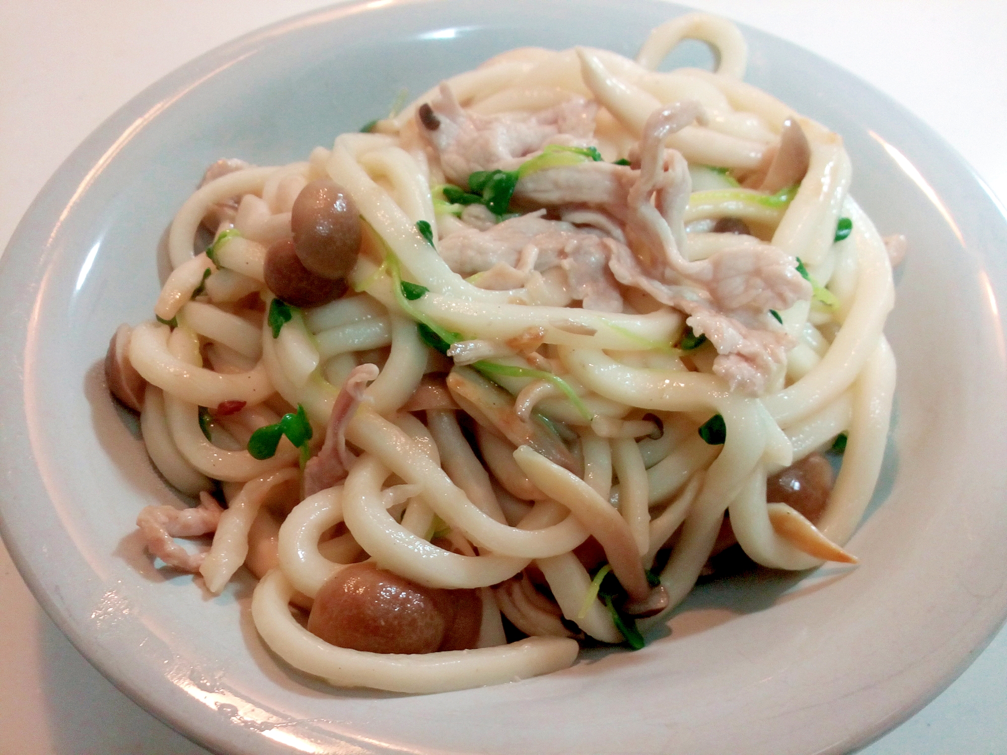 白だしで　豚肉としめじとかいわれ大根の焼うどん