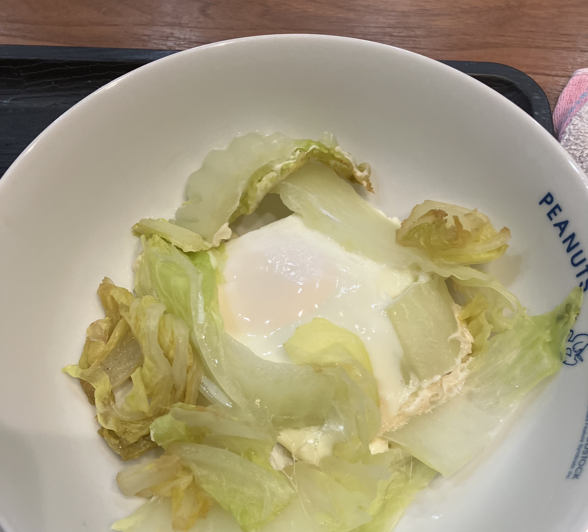 白菜の中の目玉焼き