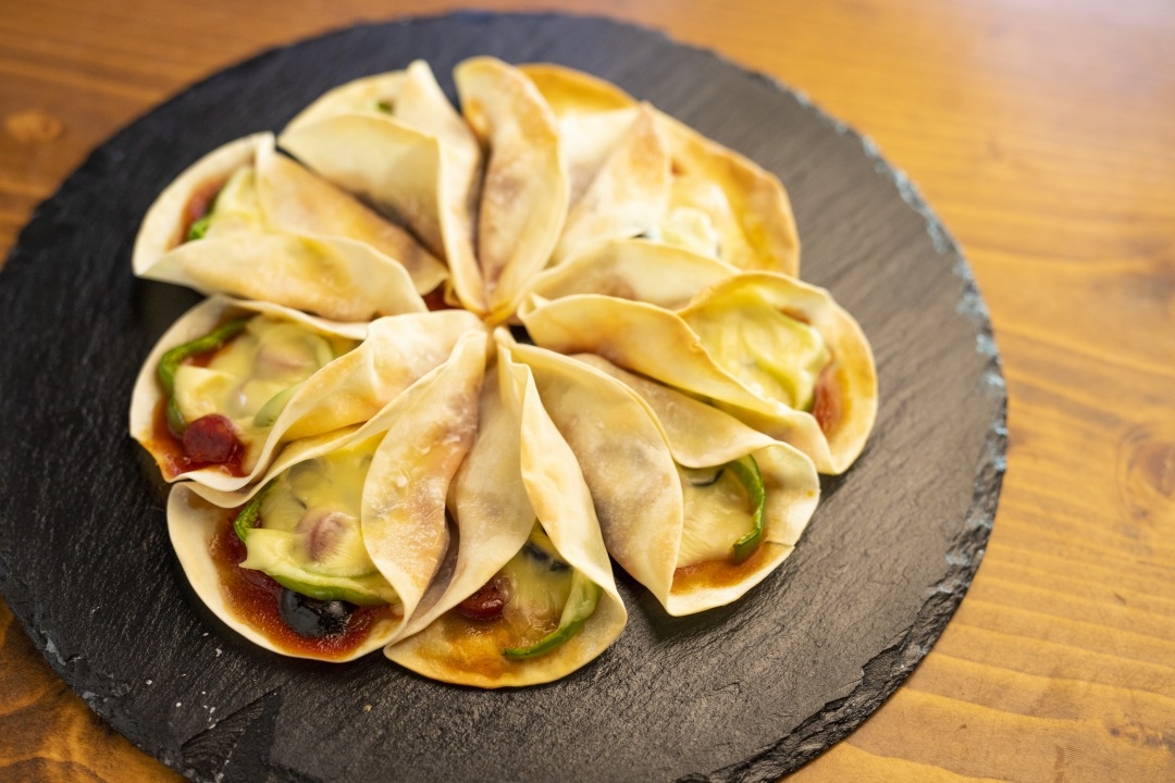 クリスマスにぴったり!簡単リース風餃子ピザ!