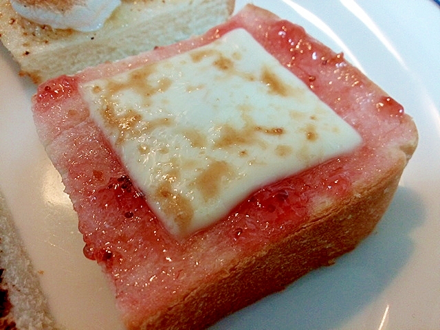 苺ジャム・チーズ・黒糖トースト