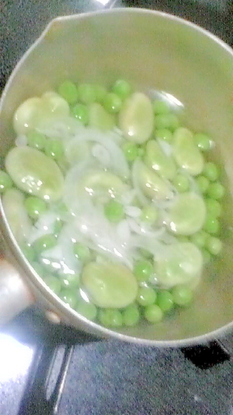 空豆とグリーンピースのスープ煮