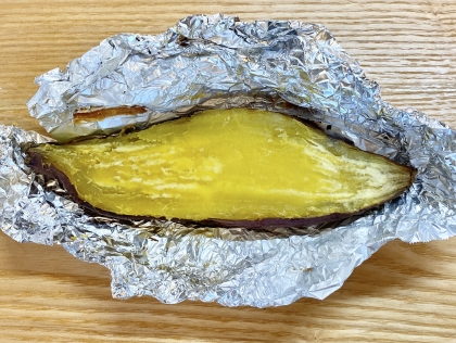 半分に切ってから焼くと時短でいいですね！シルクスイートでつくりました。発酵バターを塗ったら、ほんとにスイートポテトみたいに甘くて美味しかったです。