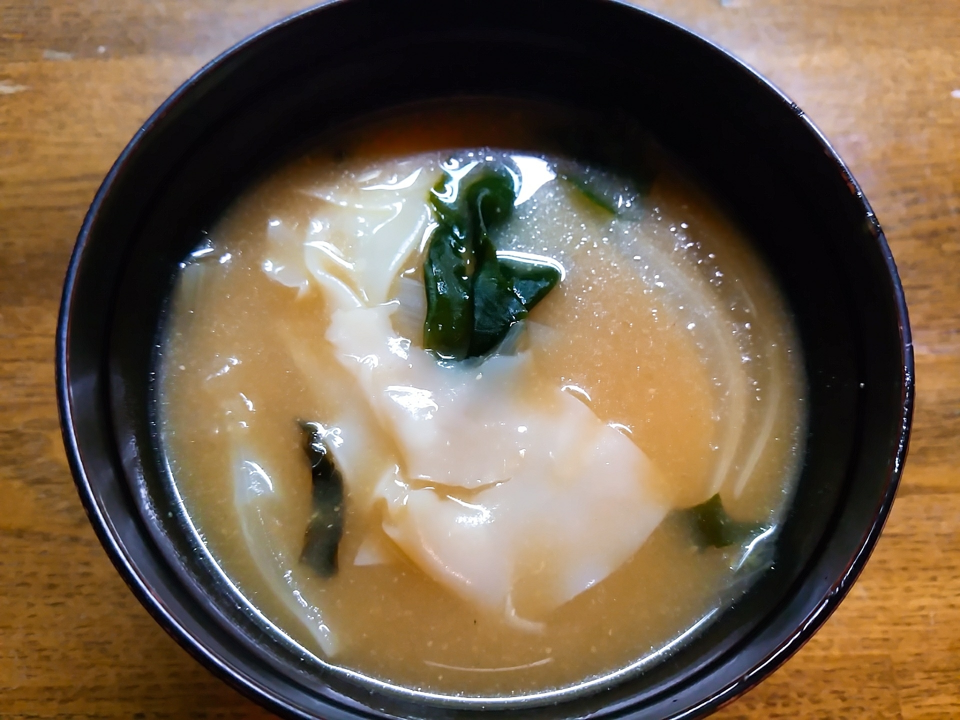 ワカメと玉葱と餃子の皮の味噌汁