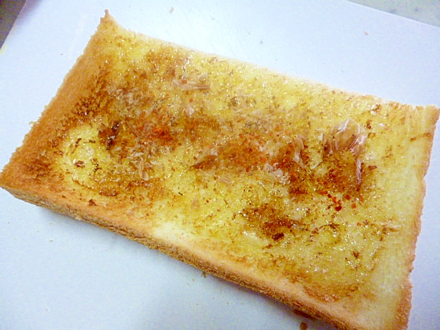 簡単♪朝ごパン♪マヨネーズとおかかと一味のトースト