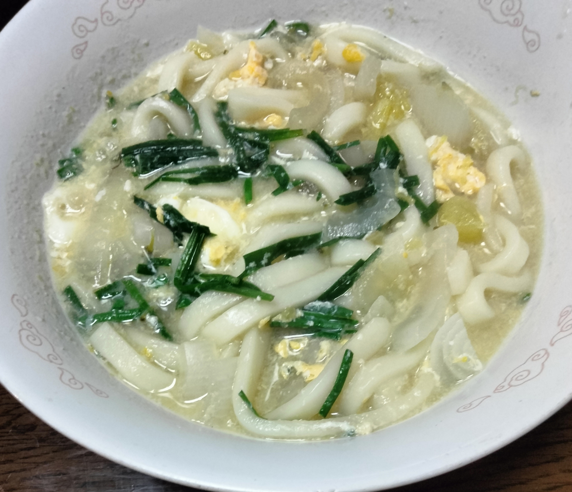 味噌汁リメイク 細ニラ入れて卵とじうどん