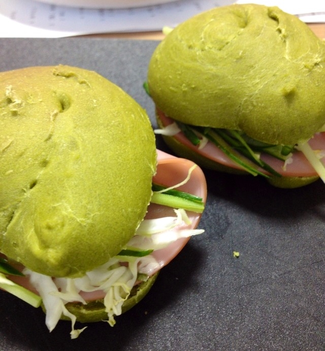 抹茶パンでサンドイッチ